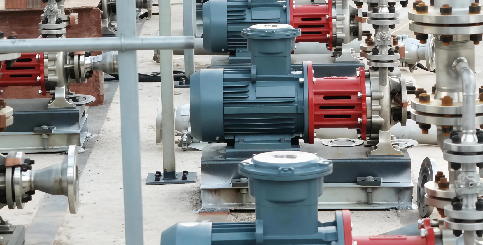 Jacketed reactor temperature control installation in a chemical plant
