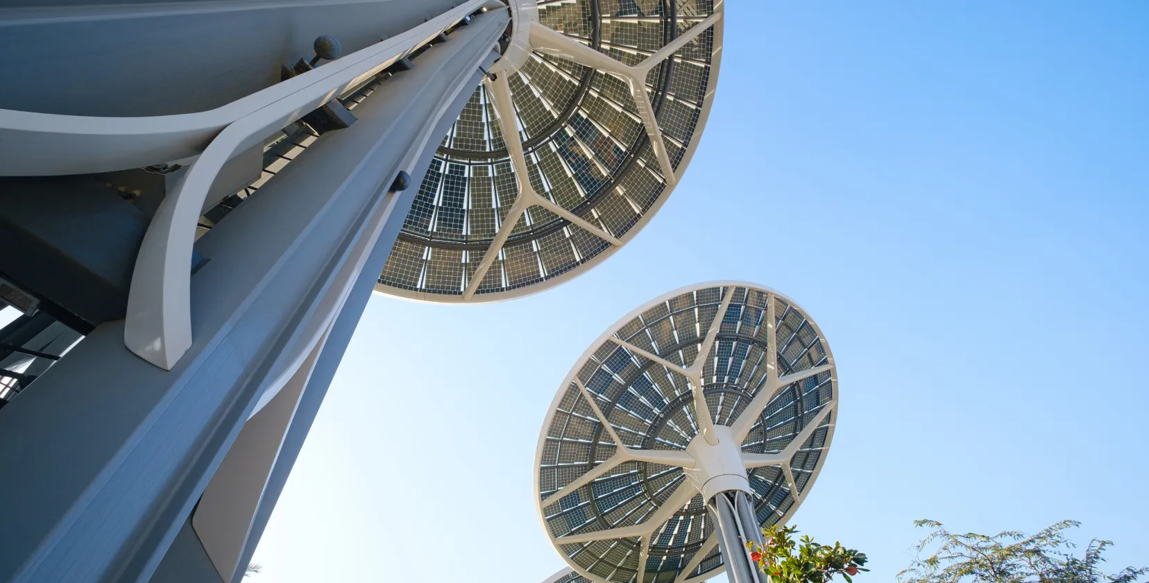Concentrated solar power plant with a solar tower and molten salt storage tanks